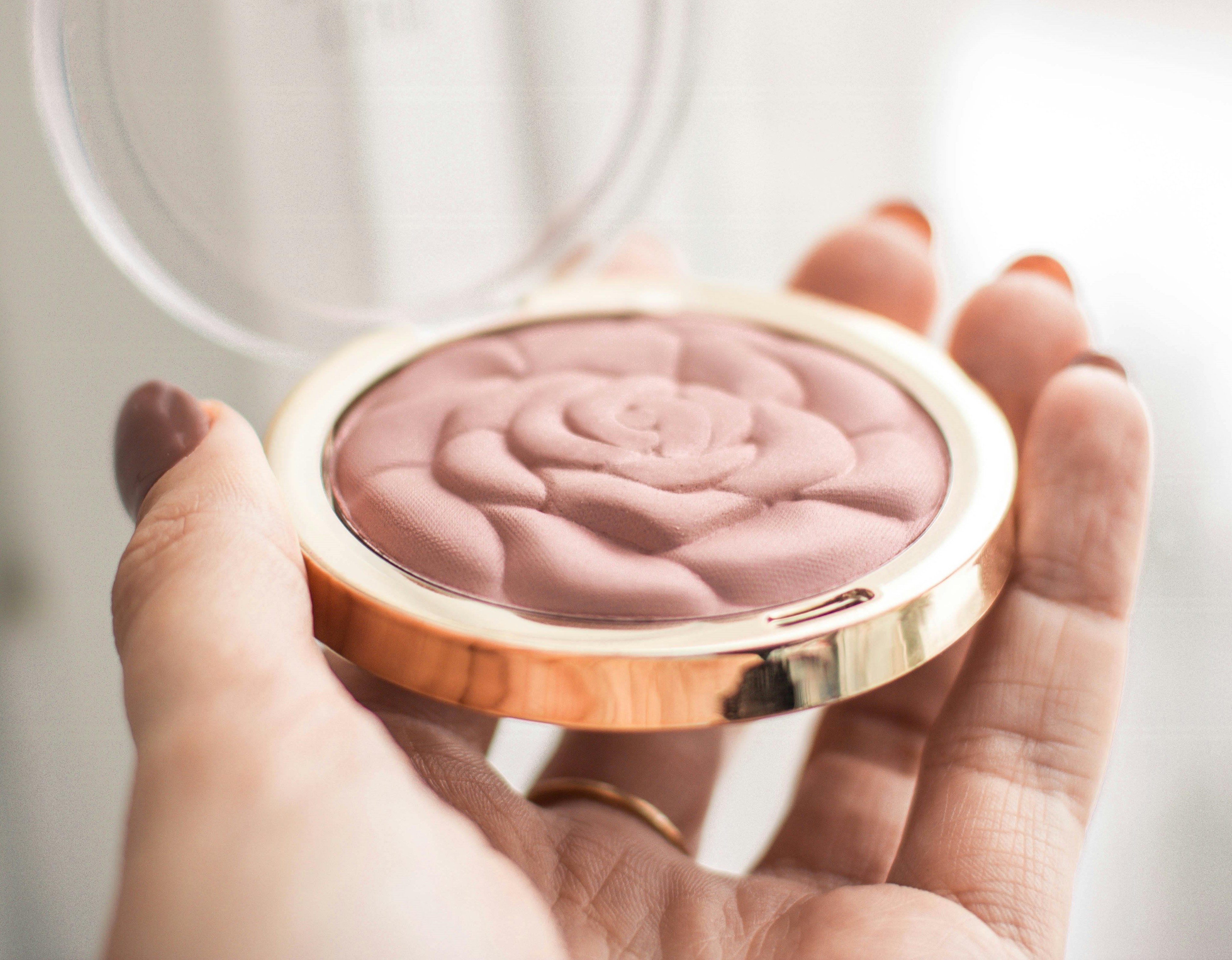 compact powder for locking makeup base